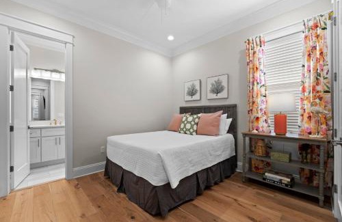 Villa Lago Casa | Venetian Boardwalk With Lsv And Pool