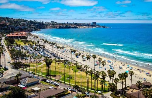 University City Apartamento | -Venetian Vacation La Jolla one bedroom condo luxury furnished central near beach and UTC mall