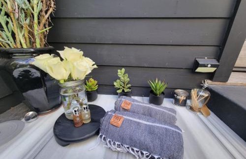 Venice Apartamento | Venice Beach Bungalow by ArtSpace Locations