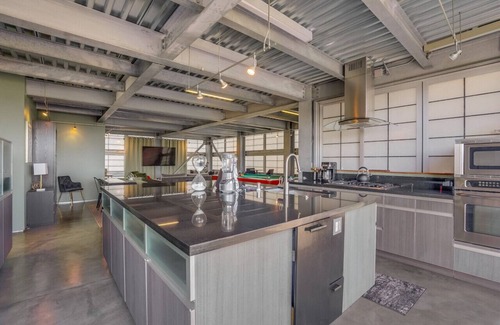 Venice Casa | Venice Beach "The Steel Rose" Compound..