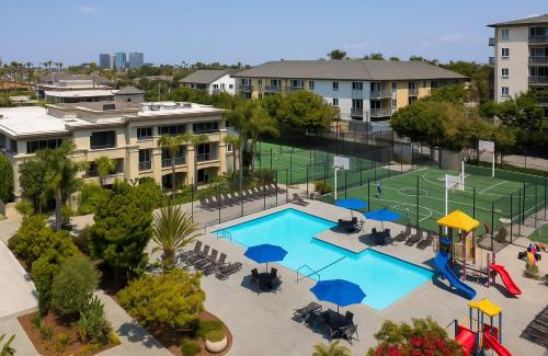 Marina del Rey Apartamento | Venice Breeze 2BR - Pool, Hot Tub, Gym - 6-min Walk to Beach