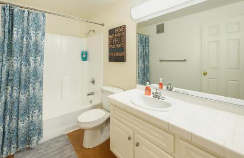 Marina del Rey Apartamento | Venice Breeze 2BR - Pool, Hot Tub, Gym - 6-min Walk to Beach