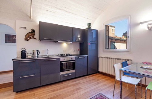 Dorsoduro Apartamento | Venice Guggenheim Apt by Wonderful Italy