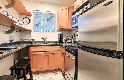 Venice Casa | Venice Studio With Outdoor Cabana Studio Bedroom Apts by RedAwning