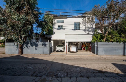 Venice Casa | Venice Studio With Outdoor Cabana Studio Bedroom Apts by RedAwning
