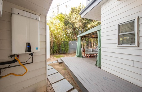 Venice Casa | Venice Studio With Outdoor Cabana Studio Bedroom Apts by RedAwning