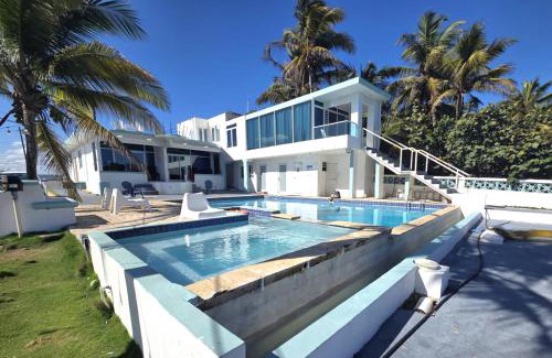 Jarealito Apartamento | Ventana Va104 at Arecibo 681 Ocean Drive
