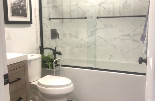Ventura Apartamento | Ventura / Ojai Un dormitorio con patio cercado privado, cerca de la nueva construcción de la Patagonia.