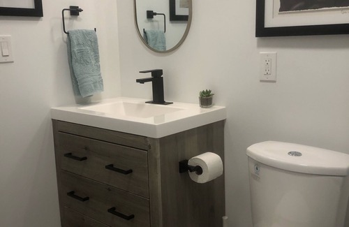 Ventura Apartamento | Ventura / Ojai Un dormitorio con patio cercado privado, cerca de la nueva construcción de la Patagonia.