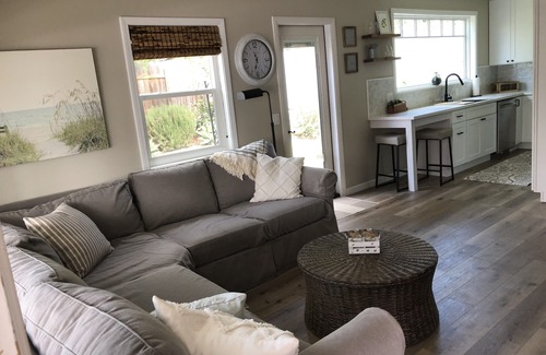 Ventura Apartamento | Ventura / Ojai Un dormitorio con patio cercado privado, cerca de la nueva construcción de la Patagonia.