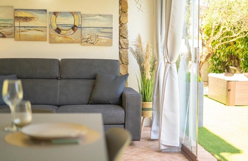 Siniscola Apartamento | Veranda with Jacuzzi & BBQ 1 minute from the Beach