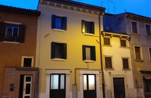 San Zeno Apartamento | Centro de Verona, apartamento con patio exclusivo, sala antigua y wifi.