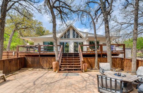 Pottsboro Casa | Versatile Home with Deck and Grill, 1 Mi to Lake!