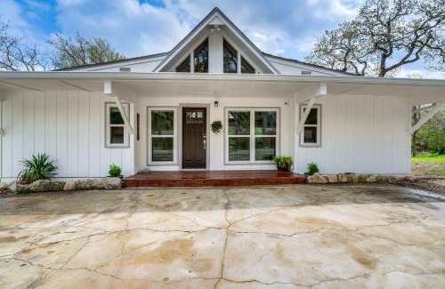 Pottsboro Casa | Versatile Home with Deck and Grill, 1 Mi to Lake!
