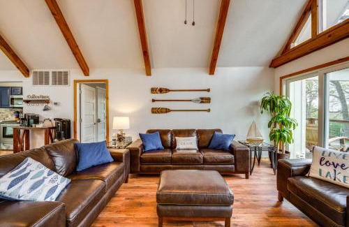 Pottsboro Casa | Versatile Home with Deck and Grill, 1 Mi to Lake!