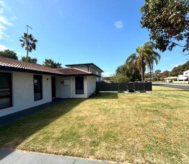 Mandurah Casa | Versatile summer beach house or cosy winter retreat!