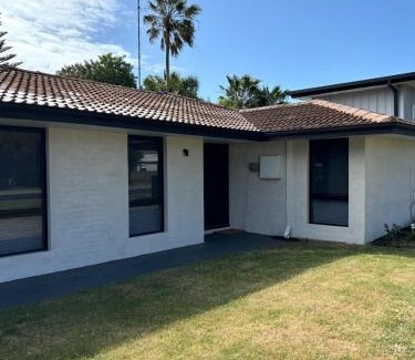 Mandurah Casa | Versatile summer beach house or cosy winter retreat!