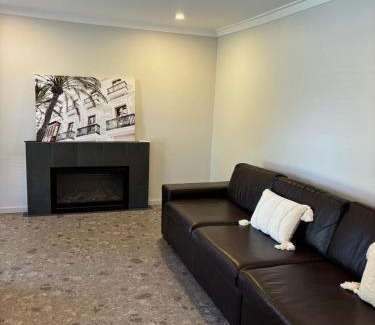 Mandurah Casa | Versatile summer beach house or cosy winter retreat!