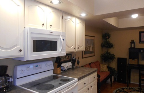Paradise Valley Village Condominio | Muy atractivo, pacífico, con piscina, 2 dormitorios, 2 baños condominio en el pueblo de Anasazi