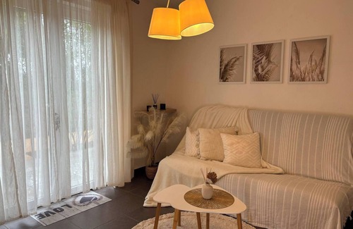 Hopitaux-Facultes Apartamento | Very Beautiful Studio Terrace with Garage