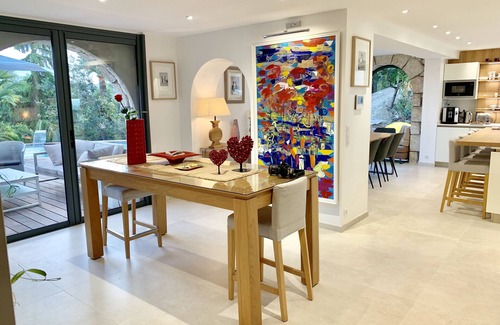 Cagnes-sur-Mer Villa | Muy bonita villa con piscina infinita y jacuzzi con vista al mar.