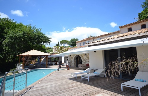 Cagnes-sur-Mer Villa | Muy bonita villa con piscina infinita y jacuzzi con vista al mar.