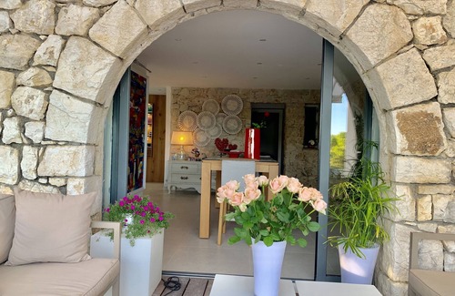 Cagnes-sur-Mer Villa | Muy bonita villa con piscina infinita y jacuzzi con vista al mar.