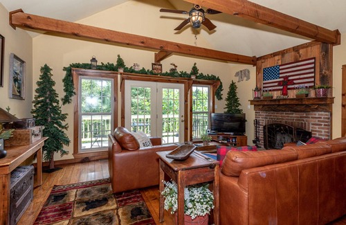 Townsend Cabaña | Very clean mountain retreat with Mountain View, Wi-Fi, Jacuzzi, FREE POOL ACCESS