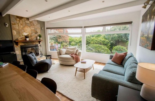 Belmont Casa | Very Cool Mid Century, Pet Friendly Urban Oasis