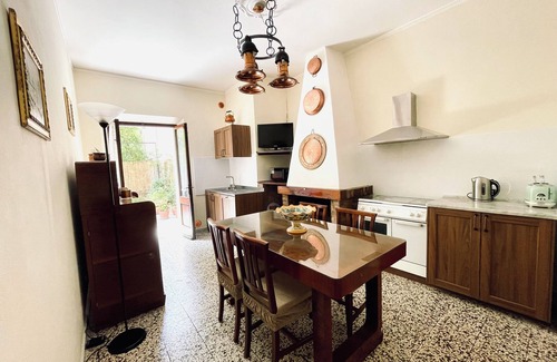 Monteroni d'Arbia Apartamento | Very large apartment in historic building from the late 1700s with billiard room.