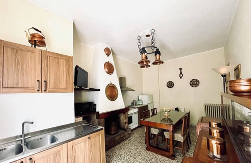 Monteroni d'Arbia Apartamento | Very large apartment in historic building from the late 1700s with billiard room.