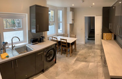 Vauxhall Casa | Very Large and Splendid Terrace House in London