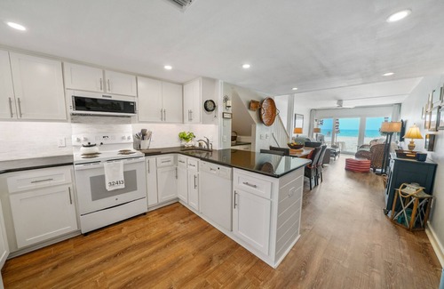 Sunnyside Condominio | Very Merry! Gulf front corner unit, west end 2/2 New Remodel, Fantastic!