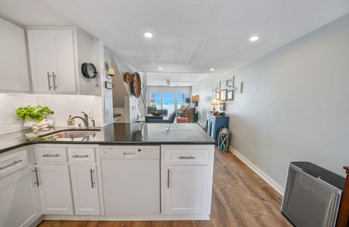 Sunnyside Condominio | Very Merry! Gulf front corner unit, west end 2/2 New Remodel, Fantastic!