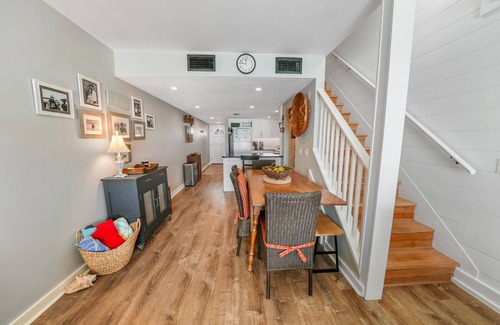 Sunnyside Condominio | Very Merry! Gulf front corner unit, west end 2/2 New Remodel, Fantastic!