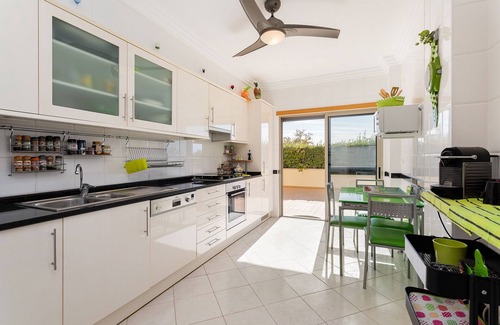 Armacao de Pera Apartamento | Very nice apartment with all comforts, south-facing terrace, sea view, swimming pool, beach on foot.
