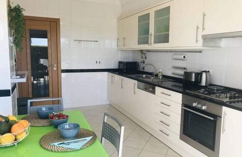 Armacao de Pera Apartamento | Very nice apartment with all comforts, south-facing terrace, sea view, swimming pool, beach on foot.