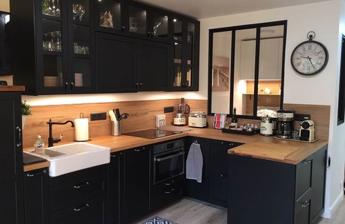 Deauville City Centre Apartamento | Muy bonito apartamento con terraza soleada en jardín de tierra. Parking privado.