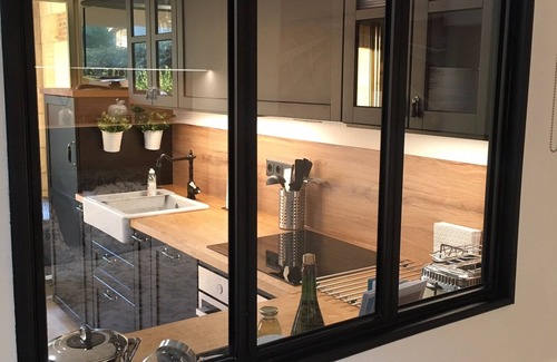 Deauville City Centre Apartamento | Muy bonito apartamento con terraza soleada en jardín de tierra. Parking privado.