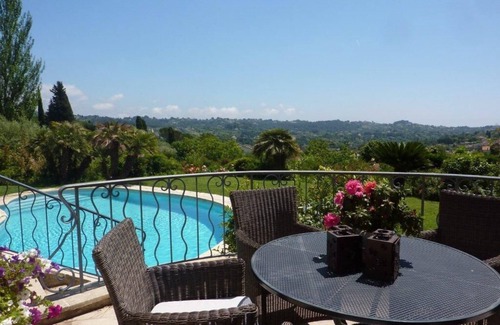 La Colle-sur-Loup Villa | Muy grande y bonita villa familiar con preciosas vistas al mar.