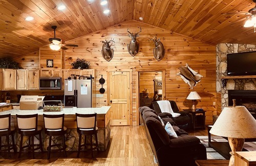 Marshall Cabina | Very Private 4 Bedroom 3 Bath Cabin on 24 acres