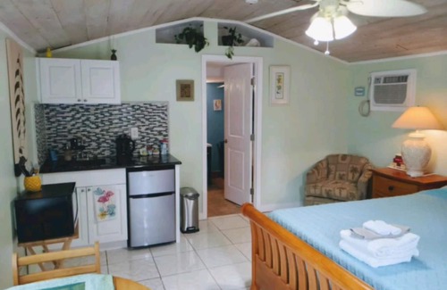 Clearwater Cabaña | Very private, backyard cottage near Downtown Dunedin. 15 mins from beaches