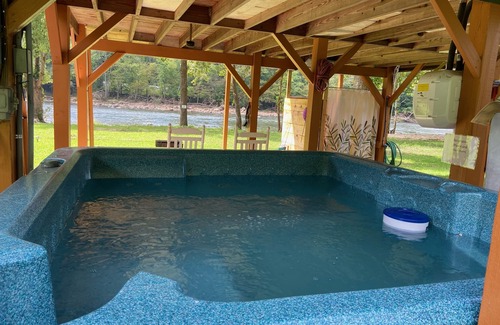 Del Rio Cabina | Very Private Riverfront Cabin 38 miles from Gatlinburg/Pigeon Forge/Sevierville
