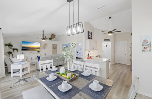 Trafalgar Casa | Very Private South Facing Pool/Spa Home Close to shopping and dining