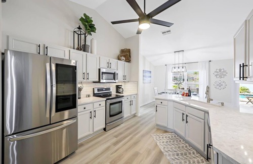 Trafalgar Casa | Very Private South Facing Pool/Spa Home Close to shopping and dining