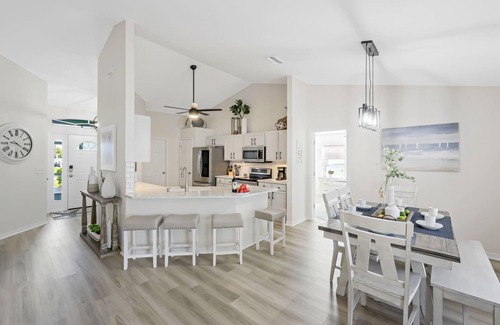 Trafalgar Casa | Very Private South Facing Pool/Spa Home Close to shopping and dining