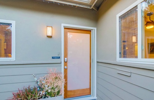 La Playa Casa | Very Private Wooded Area Gem: Sleeps 6 Near Bay and Beach! GYM AND OFFICE!