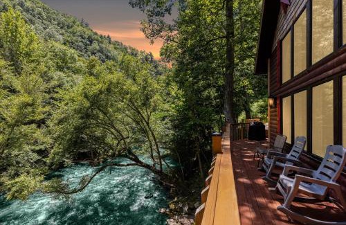 Sevierville Casa | Very Secluded Breathtaking Riverfront, Game Room