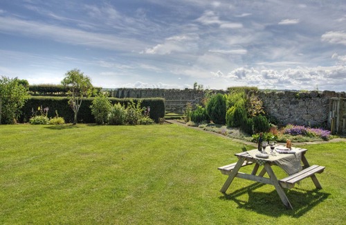 Belford Cabaña | Very spacious living area & large secure garden, dog friendly