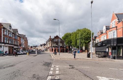 Penylan Apartamento | Very Spacious Three Bedroom Apartment with Parking